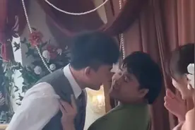 新娘拍婚纱照不会摆姿势，摄影师亲自上手教学，新娘在一旁笑不停视频封面