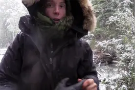 荒野独居：外面大雪纷飞，小伙凭借坚固的庇护所躲过一劫视频封面