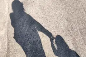 妹妹压腿痛得哭了，老师很心疼但继续用力压，我忍着难受回避了视频封面