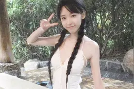 当年的“剪刀手女神”长大了，说等她十年的那些人，你们还在吗？视频封面