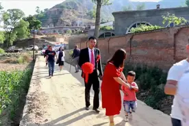 陕西农村一帅哥结婚，带着迎亲队伍出发了，配上这首歌曲真好听视频封面