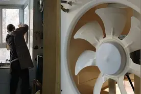 老爸迎接女儿回家过年，连换气扇都擦得锃亮，晚上睡觉细节泪崩视频封面