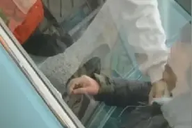河北邢台一女子当街拐走小孩？警方：疑有精神障碍，已控制视频封面