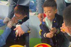 小男孩打疫苗“脱口秀式”求饶逗乐护士 打完孩子懵了：就这？视频封面