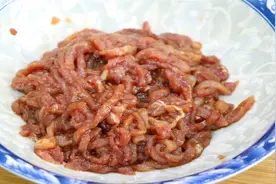 想要炒肉丝不粘锅，大厨教你厨房小诀窍，保证肉丝滑嫩还不粘锅视频封面