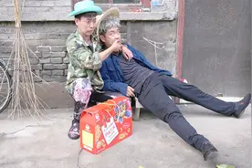 外甥给舅舅祝寿，结果把自己舅舅给气得差点就过去了，人才啊！视频封面