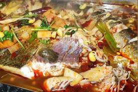 家庭简单烤鱼，电磁炉上慢炖入味，蔬菜任意搭配味道满屋飞视频封面