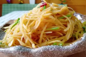 春日美食家，土豆丝这样炒，比酸辣的好吃10倍，刚出锅就被抢光