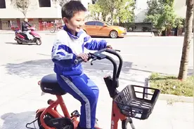 小县城一夜之间出现许多小黄车，扫码开锁即可骑走，儿子说太好嗨视频封面