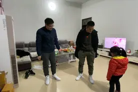 小青过年不回家，龙带她去买新衣，逛一圈自己没买给兄弟俩买双鞋