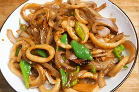 洋葱炒鱿鱼这么做才好吃，大厨分享正确做法，脆嫩爽口无腥味视频封面