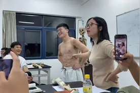 女老师让体育生充当教学工具，当脱掉上衣露出八块腹肌后教室沸腾视频封面