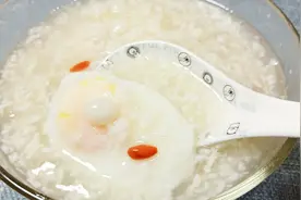 大年初一吃醪糟鸡蛋汤圆，味道香甜味美，寓意来年身体健康视频封面