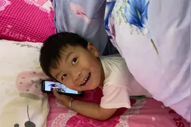 5岁儿子躲在被窝里偷看手机，父亲发现后一招搞定，孩子高兴坏了视频封面