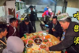 高原农村吃杀猪饭多奢侈，全村从早吃到晚，小半头肥猪直接吃没了视频封面