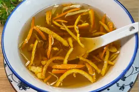 把橘子皮和生姜放在一起煮水，太厉害了，很多人不知道，简单实用视频封面