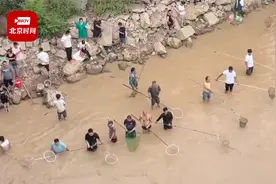 黄河小浪底泄洪再现流鱼奇观  数百人湍急河水中冒险逮鱼视频封面