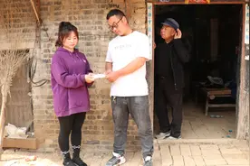 农村父亲天天打牌，把孙子交学费的钱全输光，儿媳走后父亲后悔了视频封面