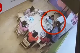 宁波一教育机构回应老师揪耳朵打孩子：开除涉事老师 还要起诉她视频封面
