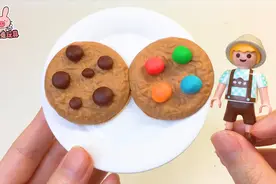儿童益智彩泥：DIY巧克力彩虹糖饼干，给小男孩吃！视频封面