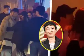 王思聪深夜带女友逛酒吧！当街又搂又抱旁若无人，索吻美女超亲密视频封面