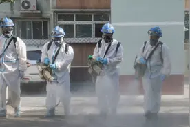 北京蓝天救援队义务消杀挥汗如雨 持70斤弥雾枪 有队员中暑累倒视频封面