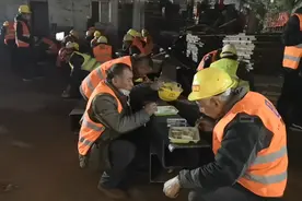 河南版“小汤山”施工工人建筑材料当饭桌，累得声音嘶哑说不出话视频封面