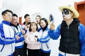黑水国：学生上课睡觉，不料被老师化妆成了哈士奇，太有才了视频封面