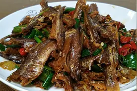 小鱼干最简单的家常做法，香辣入味下酒又下饭。没出锅就流口水了视频封面