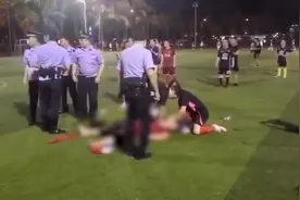 海南一男子足球场踢球突然晕倒猝死，管理员：未与他人肢体接触视频封面