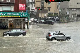 台湾多县市降下暴雨，民众：开车像在开船视频封面