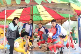 老师带同学们赶会坐旋转木马，可乐坐了十分钟还不想下来，太逗了视频封面