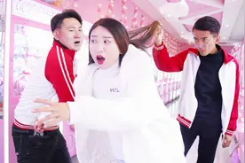 学生体验抓娃娃机，不料花了20元一个都没抓到，老师的表情太逗了视频封面