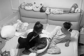 妻子半夜醒来发现孩子不见了，慌忙唤醒老公地毯式寻找，结局意外视频封面