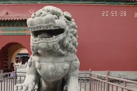 中轴线上的石狮子，都是一公一母，寓意阴阳调和丨中轴线视频封面