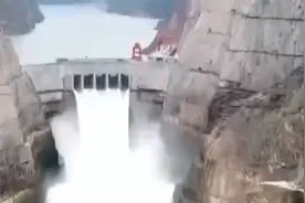 三峡水库加大下泄， 向长江中下游调度补水应对高温干旱视频封面