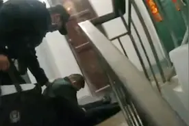 醉汉昏睡楼道打呼吵醒邻居，民警一句话让他瞬间清醒视频封面
