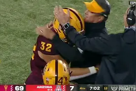NCAA橄榄球赛场第一位达阵的中国球员何佩璋视频封面