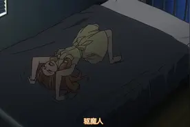 女孩头朝下用极其怪异的姿势在地板上爬动视频封面