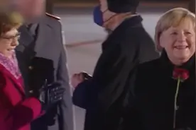 德联邦国防军为默克尔举行军乐火炬告别仪式  默克尔手握玫瑰离开视频封面