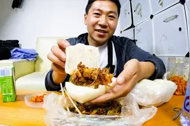 外卖小哥下班回家啃三个馒头，里边都夹着肉，吃着真香视频封面