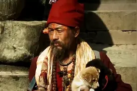 美国女子模仿长颈族，戴5年颈环，效果让人很意外！视频封面