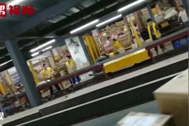 快速抛扔包裹在快递分拣中心上演！ 包裹是否完好只能随缘视频封面