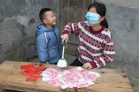 妈妈想“私吞”儿子的压岁钱，不料儿子将计就计，铲到多少拿多少视频封面