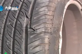 男子路上正行驶，突然“砰”一声撞上掉落的限高杆，车损找谁赔？视频封面