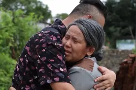 儿子要外出打工了，老母亲追儿子摔倒在路边，结尾看哭了！视频封面