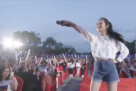 大学毕业晚会，女生一曲老歌《日不落》感动全场，满满的青春回忆视频封面