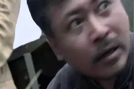 《抗日保卫者》老头提着一把关刀，只身一人杀鬼子，看着真热血