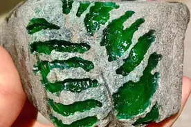 几千万的翡翠原石整个切割过程，让人胆颤心惊视频封面