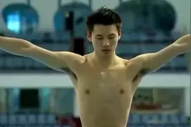 牛顿也解释不通，中国跳水小将神奇一跳，惊艳解说席：没有水花！视频封面